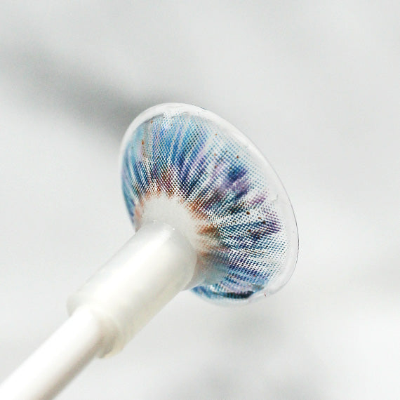 Princess Pinky Mojo Blue Color Contact Lens on inserter